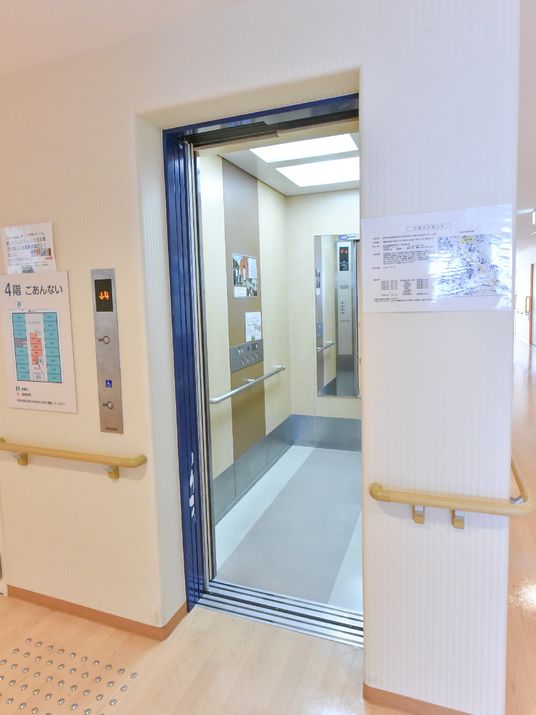 明るい廊下とエレベーター