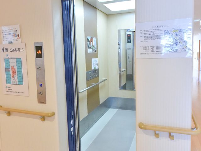 明るい廊下とエレベーター エレベーター 手すり付きで安全性を考慮したエレベーター前の廊下です。車椅子を利用する方にも快適な移動が可能です。