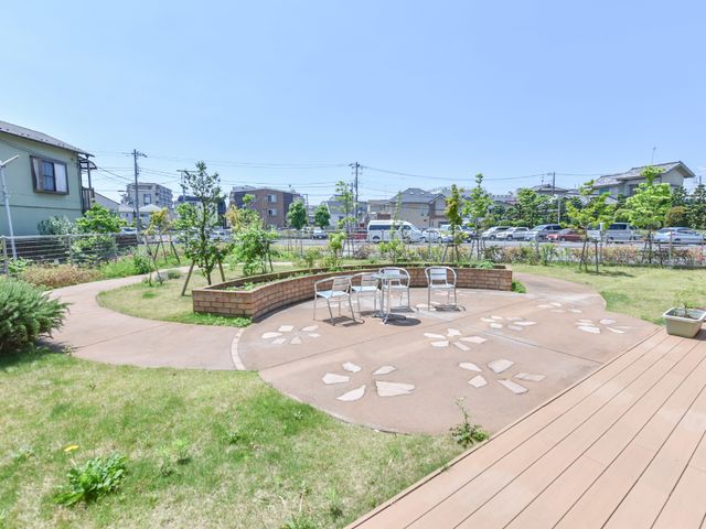 中庭の植物と休憩スペース 庭 ゆったりとした中庭には、緑に囲まれた休憩スペースがあり、リフレッシュに最適です。癒しの時間を過ごしながら、新たな出会いも期待できます。