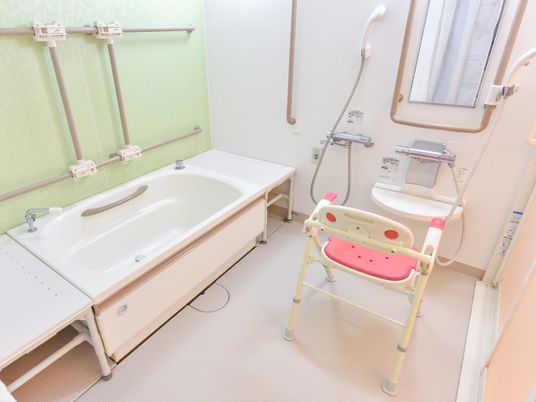 バリアフリー設計の浴室