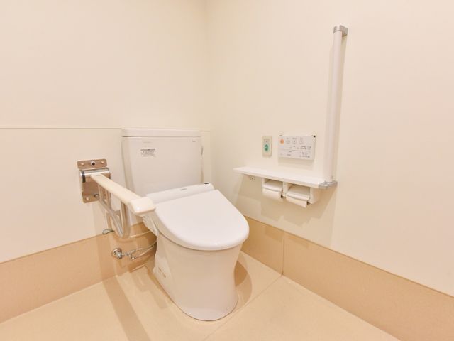 バリアフリーなトイレ設備 トイレ 利便性を考えたトイレは、手すりや大型ボタンで安全性も配慮されております。サポートが必要な方も使いやすい仕様です。