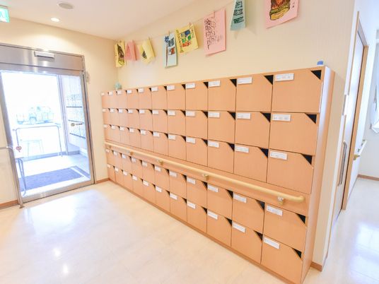 エントランス近くの郵便受け