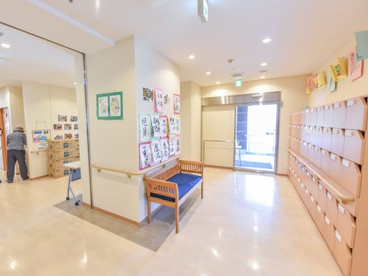 廊下の掲示物と郵便受け