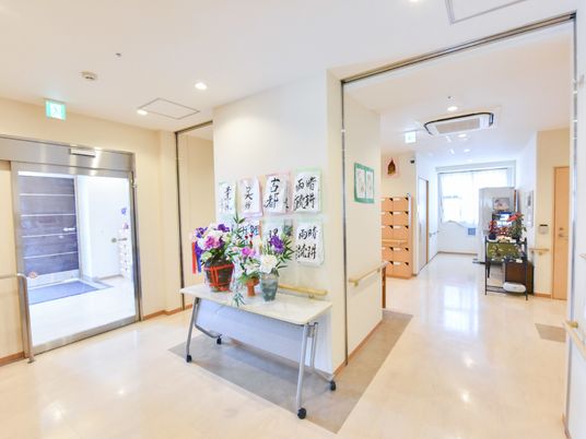 明るいエントランスの風景