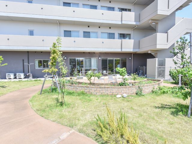快適な中庭付き施設 庭 ゆったりとした時間を過ごせる中庭がある施設です。大きくてクリアな窓からは自然光が差し込み、開放的な気分を楽しめます。