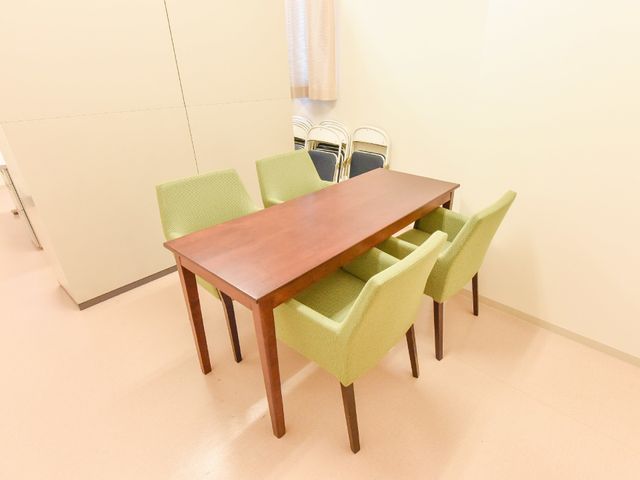 綺麗なダイニングテーブルセット 談話室 シンプルで落ち着いた雰囲気のダイニングルームです。座り心地の良いイスで、共に食事の時間を満喫できます。