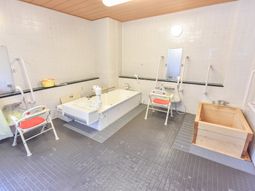 広々とした浴室設備