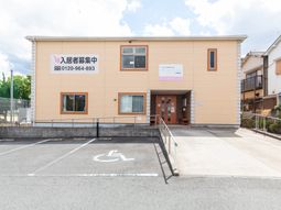 明るい外観の建物