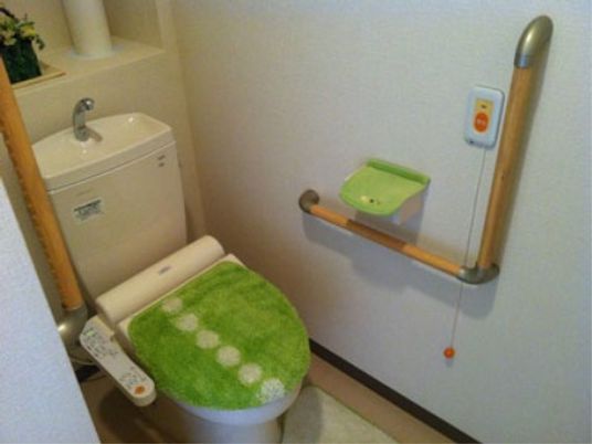 手すり付きのトイレ空間