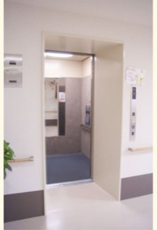清潔感あるエレベーター入口
