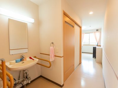 広々とした明るい廊下