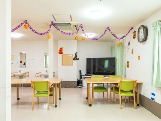 ハロウィン装飾の食堂