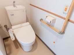 手すり付きの清潔なトイレ