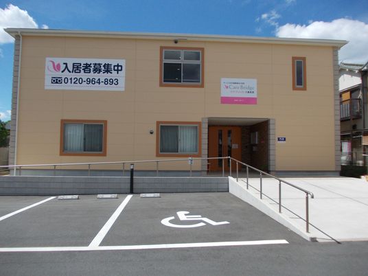 外観の入口と駐車場