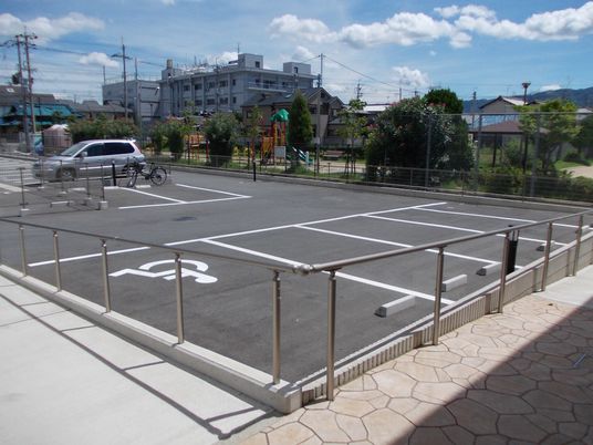 駐車スペースと遊具