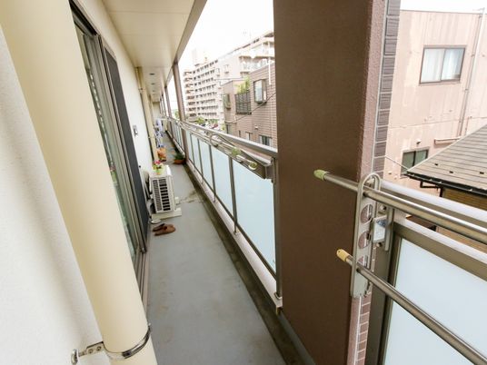 明るい居室のバルコニー
