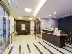 受付と掲示物のあるエントランス