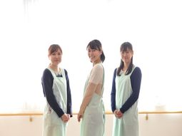 明るい表情のスタッフ3名