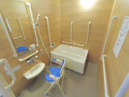 バリアフリーな浴室設備