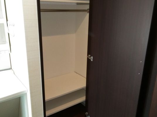 開かれた清潔なクローゼット