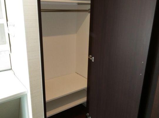 開かれた清潔なクローゼット
