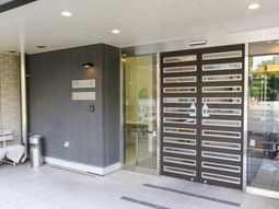 明るいエントランスの風景