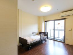 明るい居室の様子