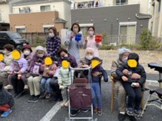外で笑顔を見せる人々