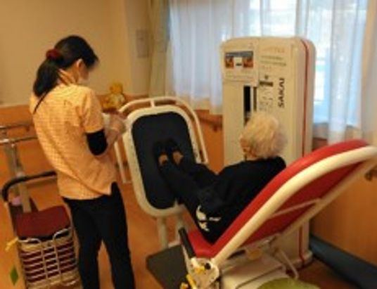 利用者とスタッフ、機能訓練室
