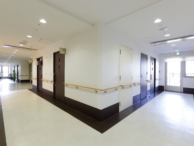 広々とした明るい廊下 廊下 手すりが設けられた清潔感のあふれる廊下です。日差しが差し込む明るい空間での勤務をご希望の方におすすめします。