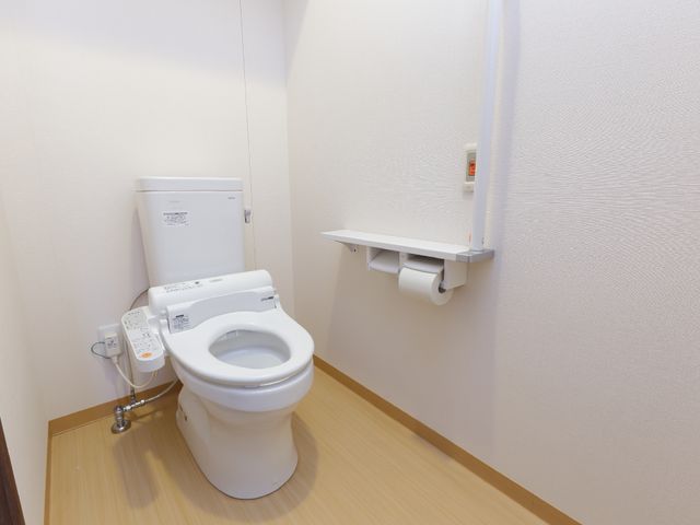 清潔なトイレの設備 居室（1R）居室トイレ 安全に配慮した手すり付きのトイレです。ゆとりのある空間で、利用者様の快適性が追求されています。