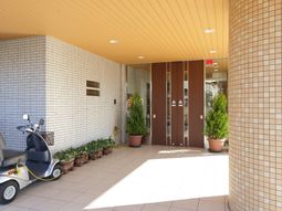 入り口と電動スクーター