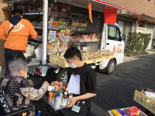 移動販売車と高齢者