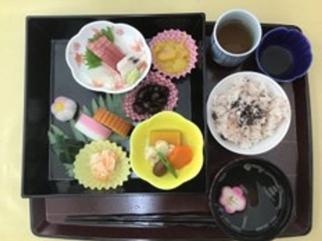 彩り豊かな和食の料理 イベント食（おせち料理） 見た目にも鮮やかな栄養バランスの取れたお食事が提供されており、毎日の食事時間が楽しみになります。