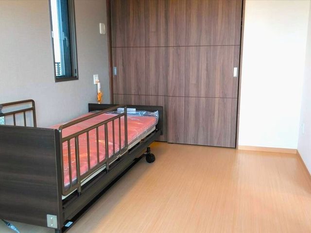 広々とした明るい居室 居室（1DK）寝室 ゆとりあるスペースの居室は、日当たりがよく明るい雰囲気です。入居者のプライバシーが尊重される落ち着いた環境が整っています。