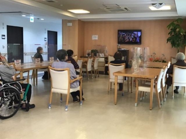 共有スペースの居心地の良さ 映画鑑賞会 皆で集まり憩える明るいラウンジです。ゆったりとしたイスでくつろぎながら、テレビを視聴できる環境が整っています。