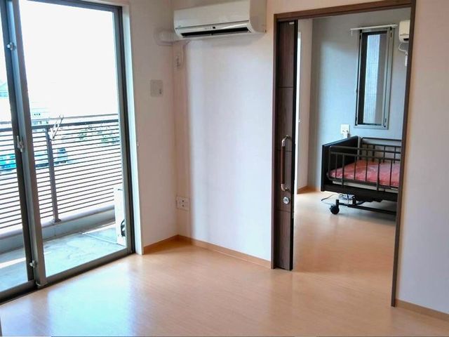 居室の開放的な空間 居室（1DK）ダイニング ゆとりある居室は、採光を多く取り入れ快適な生活空間となっております。バルコニーへとつながる大きな窓からは、明るい光が差し込んでいます。