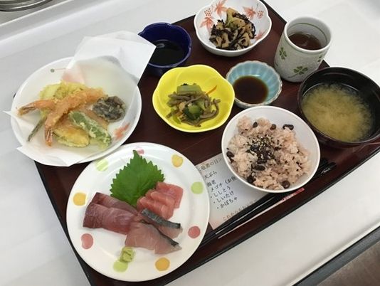 和食ランチセットの盛り付け