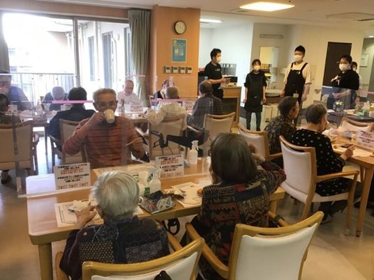 居住者が食事をする様子