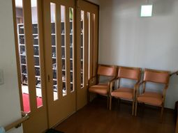 木製チェアとガラス戸の廊下