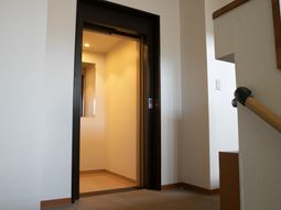 明るい廊下の出入口