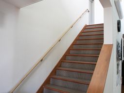 手すり付きの安全な階段