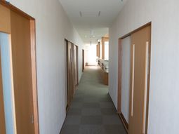 明るい廊下の景観