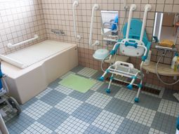 バリアフリーの浴室設備
