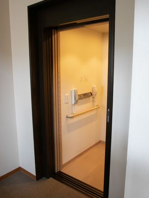 広々とした明るいエレベーター