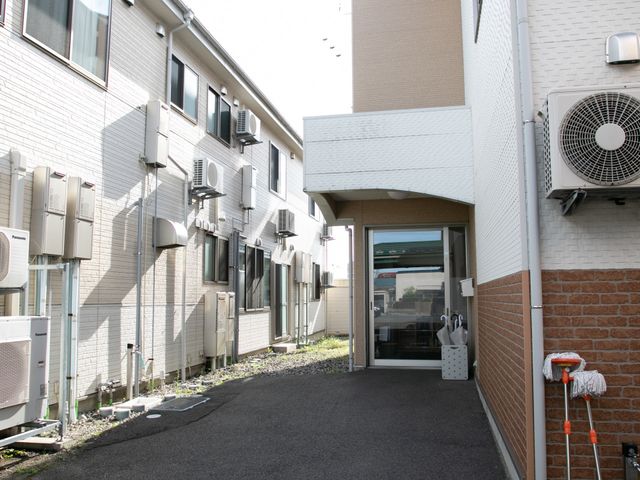 施設外観とエントランス