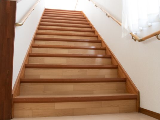 明るい木製の階段