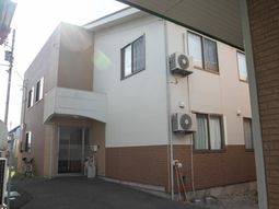 建物の外壁とエントランス