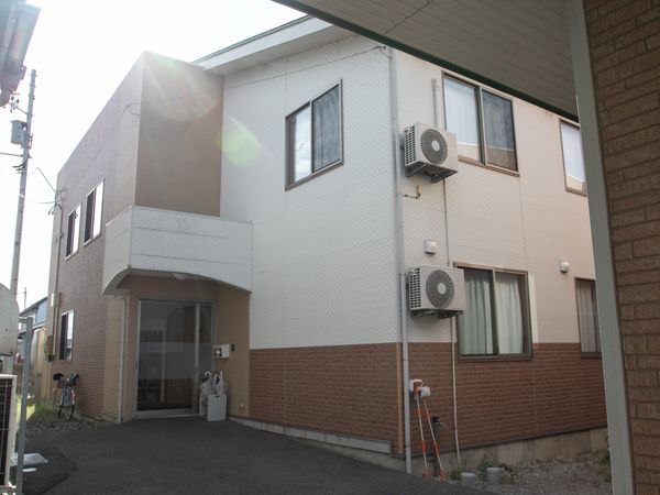 建物の外壁とエントランス