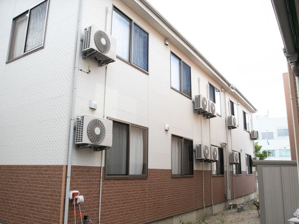 建物の外壁とエアコン